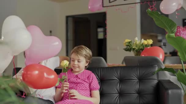 男の子と女の子はバレンタインデーの装飾された部屋にいます 高品質4K映像 — ストック動画