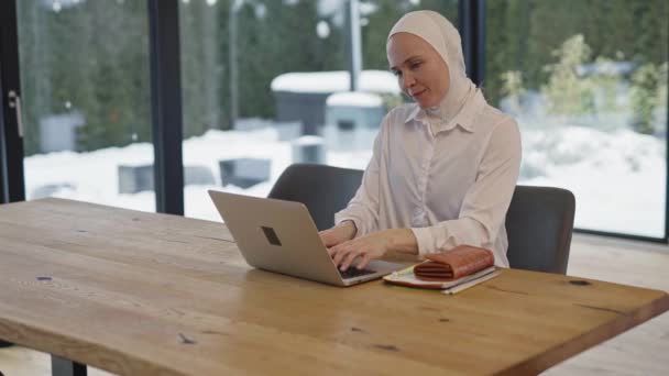 Симпатичная Женщина Хиджабе Сидит Столом Перед Ноутбуком Высококачественные Кадры — стоковое видео