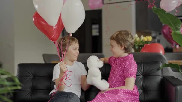 Boy Girl Sitting Sofa Decorated Room Valentines Day High Quality — Vídeo de Stock