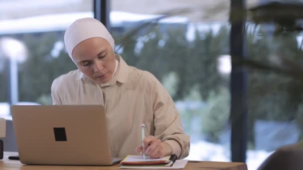 Мила Жінка Хіджабі Пише Столом Перед Ноутбуком Високоякісні Кадри — стокове відео