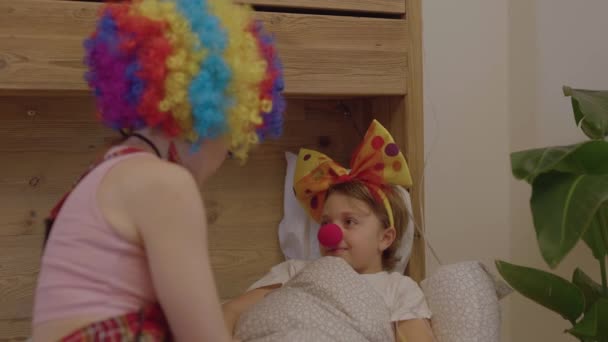 Дівчинку Років Лікарняному Відділенні Відвідує Жіночий Клоун Високоякісні Кадри — стокове відео