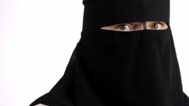 Siyah Niqab 'lı Müslüman kadın. - Yakın çekim. Yüksek kalite 4k görüntü