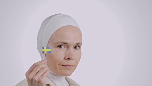 Jonge Moslim Vrouw Tussen Jaar Oud Hoofddoek Houdt Zweedse Vlag — Stockvideo