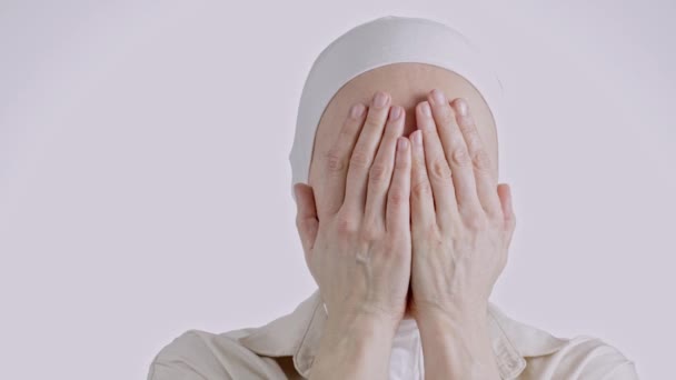 Мусульманская Женщина Хиджабе Скрывает Лицо Ладонями Высококачественные Кадры — стоковое видео