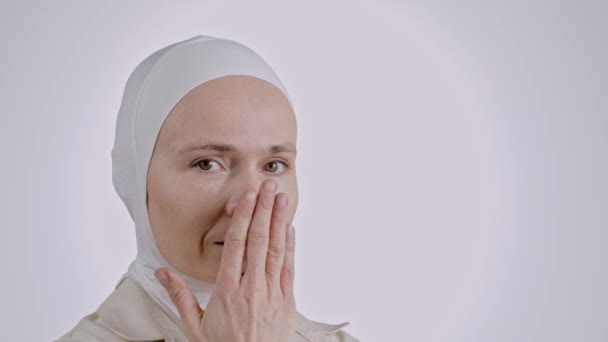 Молодая Мусульманка Возрасте Лет Головном Шарфе Закрывает Рот Ладонью — стоковое видео