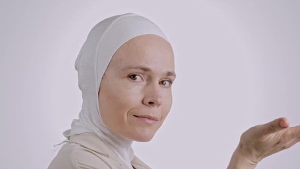 Jonge Moslim Vrouw Tussen Jaar Oud Hoofddoek Kijkt Naar Haar — Stockvideo