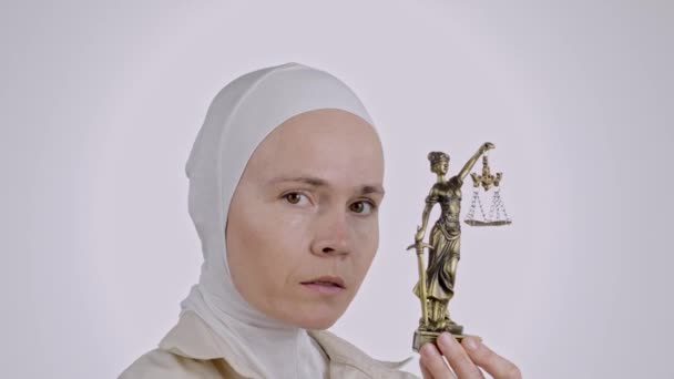 Muslimische Frau Mit Einer Statue Der Themis Hochwertiges Filmmaterial — Stockvideo