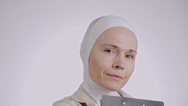 Beyaz Tesettürlü Tatlı Müslüman Kadın Yüksek Kalite Görüntü — Stok video