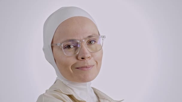 Sorridente Giovane Donna Musulmana Tra Anni Testa Sciarpa Occhiali — Video Stock