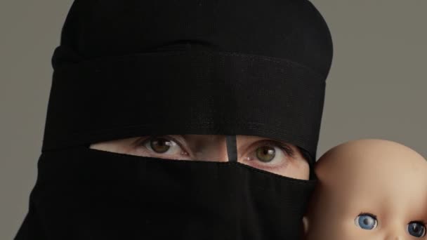 Mulher Muçulmana Niqab Preto Com Boneca Recém Nascida Tela Verde — Vídeo de Stock
