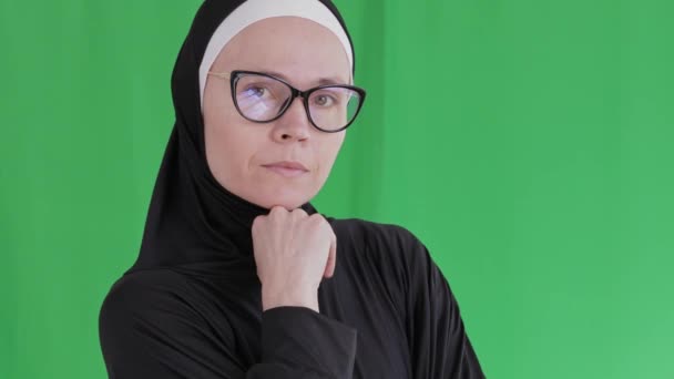 Мусульманская Женщина Очках Хиджабе Показывает Пальцем Высококачественные Кадры — стоковое видео
