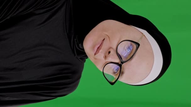 眼鏡とヒジャーブの美しいイスラム教徒の女性 高品質4K映像 — ストック動画