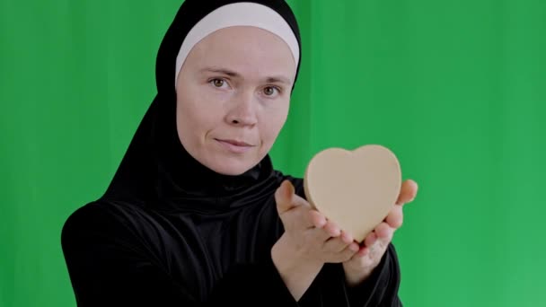 Muszlim Között Hidzsábban Szívdobozzal Kiváló Minőségű Felvételek — Stock videók