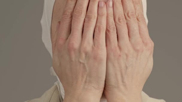Mulher Muçulmana Assustada Entre Anos Abre Rosto Mostra Que Sua — Vídeo de Stock