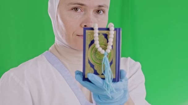 Sorella Medica Musulmana Tra Anni Hijab Mantiene Corano Perle Preghiera — Video Stock