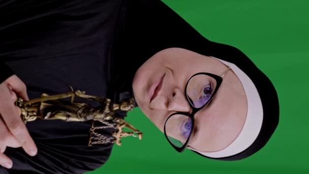 Мусульманская Женщина Очках Хиджабе Хранит Статую Фемиды Высококачественные Кадры — стоковое видео