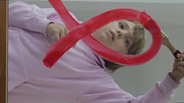 Девушка Лет Рисует Красную Ленту Стекле Окна Высококачественные Кадры — стоковое видео