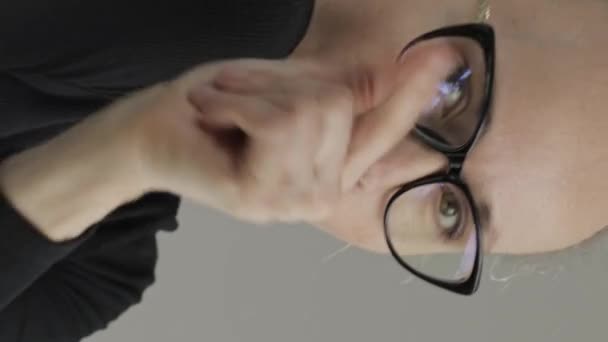 Seksowna Biała Kobieta Okularach Lat Tańczy Przed Kamerą Wysokiej Jakości — Wideo stockowe