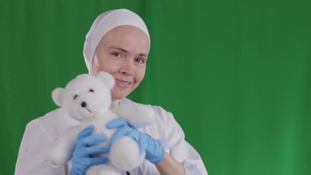 Μουσουλμάνα Ιατρική Αδελφή Μαντίλα Χορεύει Λευκό Βελούδινο Αρκουδάκι Πράσινο Φόντο — Αρχείο Βίντεο
