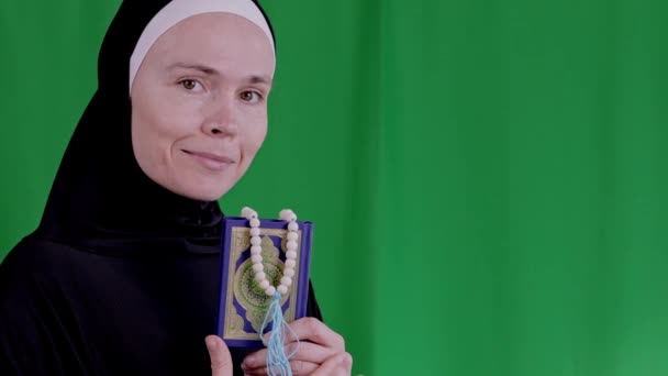 Σύγχρονη Μουσουλμάνα Μεταξύ Και Ετών Μετράει Χάντρες Προσευχής Ελεύθερος Χώρος — Αρχείο Βίντεο
