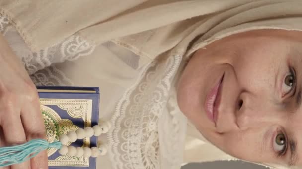 Mulher Muçulmana Com Alcorão Contas Imagens Alta Qualidade — Vídeo de Stock
