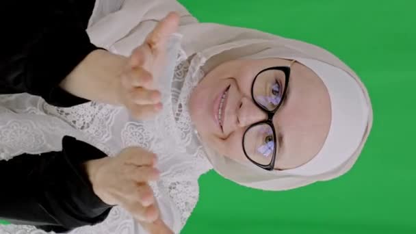 Дружелюбная Мусульманка Возрасте Лет Очках Хиджабе Открывает Ладони Высококачественные Кадры — стоковое видео