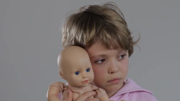 Κορίτσι Ετών Αγκαλιάζει Την Κούκλα Υψηλής Ποιότητας Πλάνα — Αρχείο Βίντεο