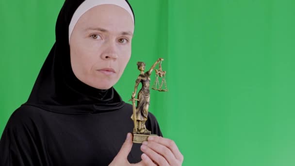 Mulher Muçulmana Num Vestido Preto Com Uma Estátua Themis Imagens — Vídeo de Stock
