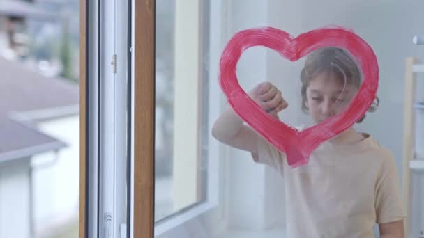 Yaşındaki Çocuk Açık Bir Pencerenin Camına Kırmızı Kalp Çiziyor Yüksek — Stok video