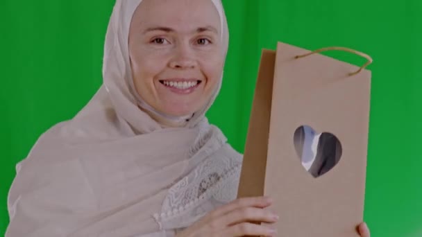 Felices Bailes Femeninos Musulmanes Con Una Bolsa Papel Kraft Con — Vídeos de Stock