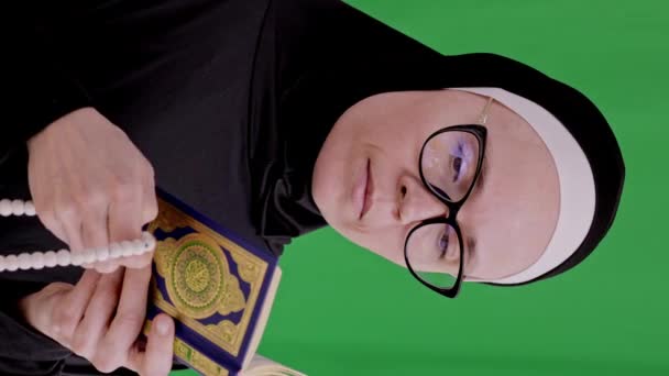 Mujer Musulmana Moderna Entre Años Edad Está Contando Cuentas Oración — Vídeo de stock