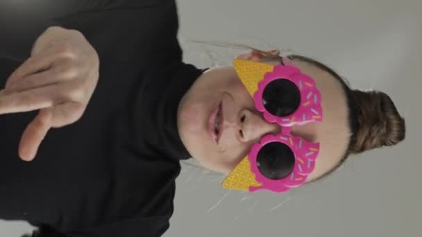 Yaş Arası Komik Avrupalı Kadın Dondurma Şeklindeki Gözlüklerle Dans Ediyor — Stok video