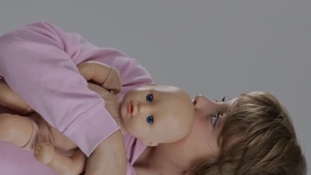 Κορίτσι Ετών Αγκαλιάζει Την Κούκλα Υψηλής Ποιότητας Πλάνα — Αρχείο Βίντεο