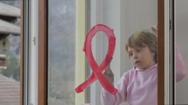 Yaşındaki Bir Kız Pencerenin Camına Kırmızı Kurdele Çiziyor Yüksek Kalite — Stok video