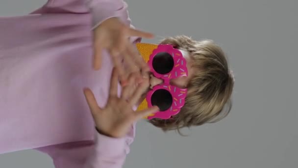 Divertida Chica Europea Años Baila Gafas Con Forma Helado Imágenes — Vídeo de stock