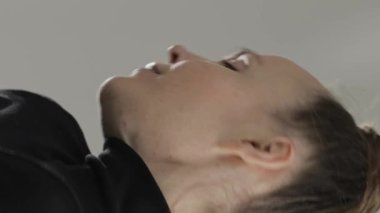 Kameraya bakan sevimli dans eden kadın. Yüksek kalite 4k görüntü