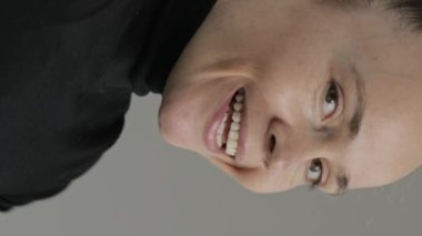 Kameraya bakan sevimli dans eden kadın. Yüksek kalite 4k görüntü