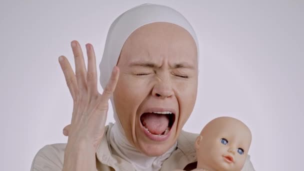 Mulher Muçulmana Stressada Com Boneca Recém Nascida Tela Verde Imagens — Vídeo de Stock