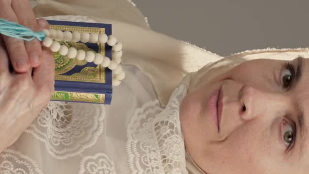 穆斯林妇女 头戴头巾 头戴珠子 高质量的4K镜头 — 图库视频影像