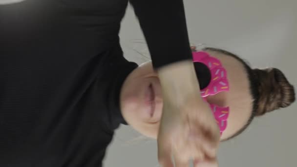 Yaş Arası Komik Avrupalı Kadın Dondurma Şeklindeki Gözlüklerle Dans Ediyor — Stok video