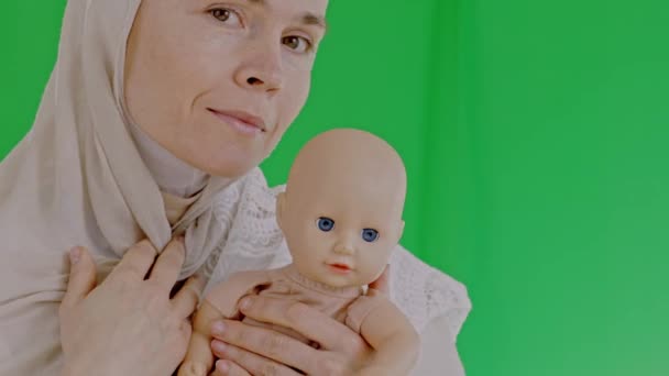 Mulher Muçulmana Bonito Com Boneca Recém Nascido Tela Verde Imagens — Vídeo de Stock