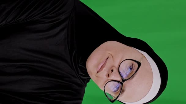 Angenehme Muslimische Frauen Zwischen Und Jahren Hijab Und Brille Geben — Stockvideo