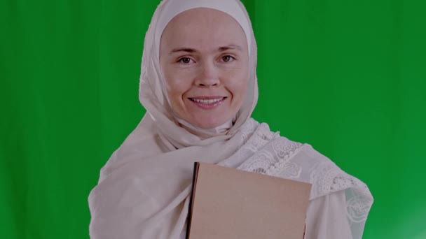 Mulher Muçulmana Sorridente Mantém Estoque Cartão Imagens Alta Qualidade — Vídeo de Stock