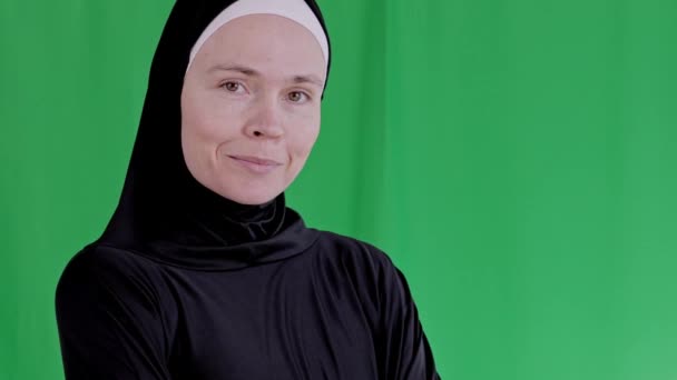 Mulher Muçulmana Sorridente Entre Anos Frente Câmera Imagens Alta Qualidade — Vídeo de Stock