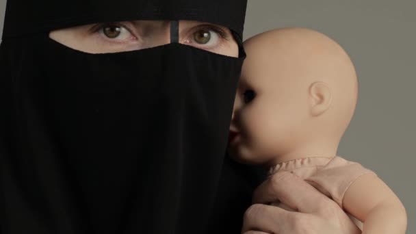 Mujer Musulmana Linda Con Muñeca Recién Nacida Pantalla Verde Imágenes — Vídeos de Stock