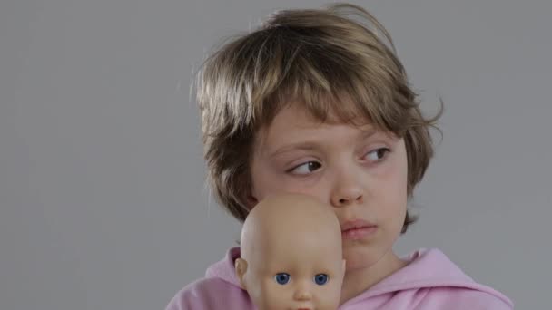 Сумна Дівчина Років Обіймає Ляльку Високоякісні Кадри — стокове відео