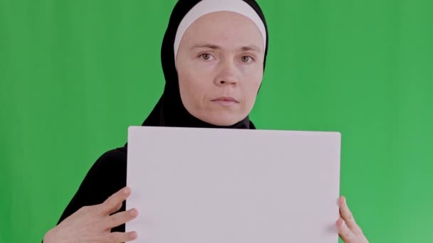 Muselman Kvinna Mellan Och Hijab Håller Kort Lager Fritt Utrymme — Stockvideo