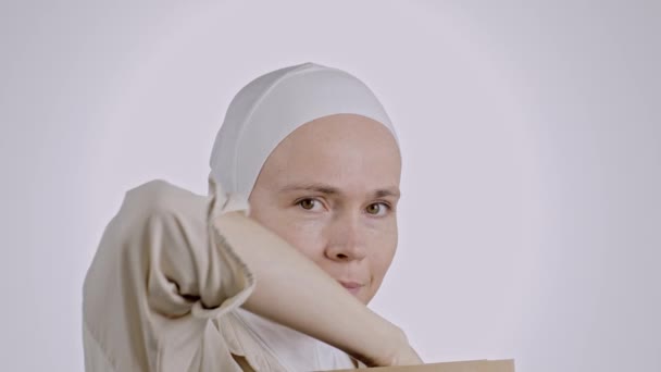 Приваблива Мусульманка Хіджабі Виймає Крафт Паперового Пакету Іграшкове Ягня Високоякісні — стокове відео