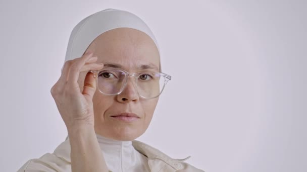 Lächelnde Junge Muslimin Zwischen Und Jahren Mit Kopftuch Und Brille — Stockvideo