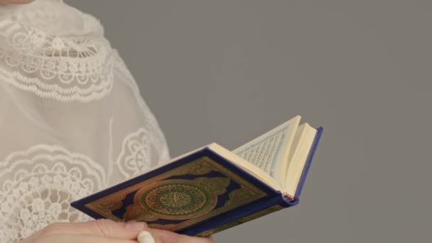 一个穆斯林妇女的手在数珠子 高质量的4K镜头 — 图库视频影像